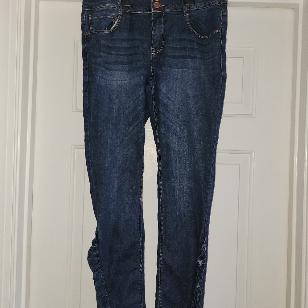 Jeans with ankle ruffles